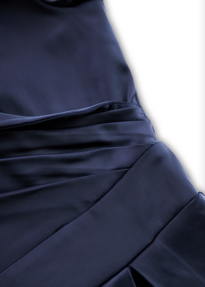 En Satin Midikjole med Draperet Krave og Lommer