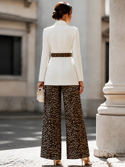 Et Hvid Blazer og Leopardprint Vide Bukser Sæt