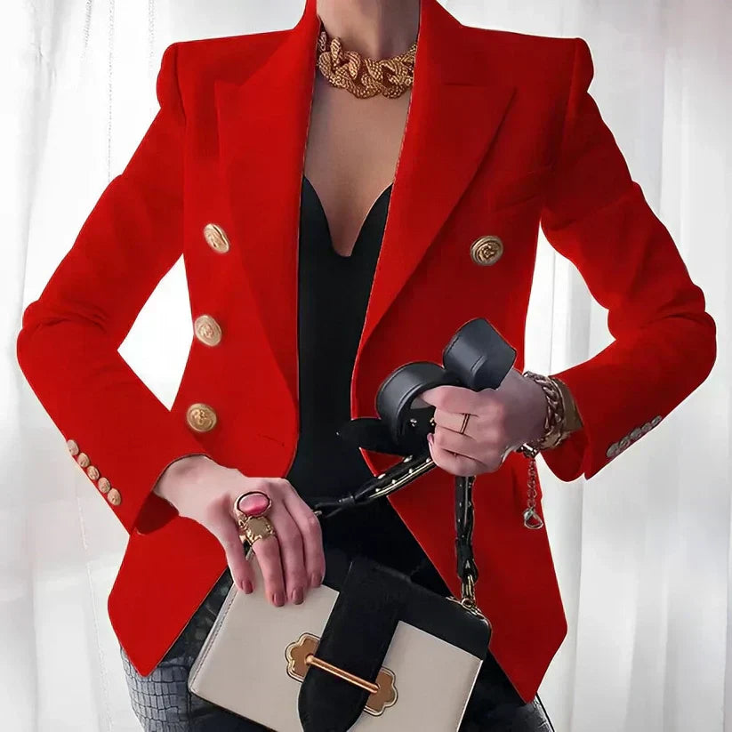 En Dobbeltradet Blazer med Guldknapper og Spids Revers