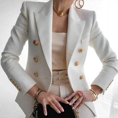 En Dobbeltradet Blazer med Guldknapper og Spids Revers