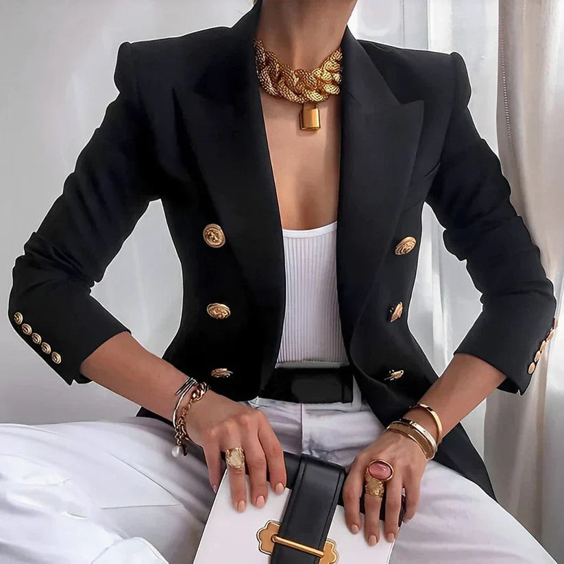 En Dobbeltradet Blazer med Guldknapper og Spids Revers