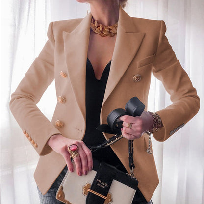En Dobbeltradet Blazer med Guldknapper og Spids Revers