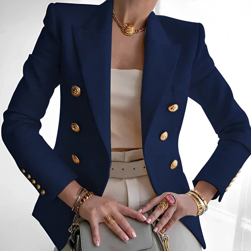 En Dobbeltradet Blazer med Guldknapper og Spids Revers