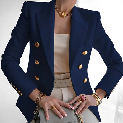 En Dobbeltradet Blazer med Guldknapper og Spids Revers