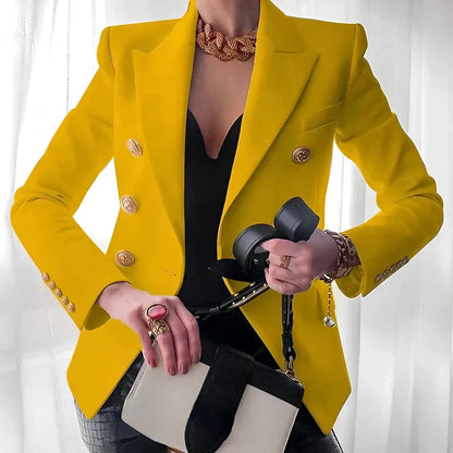 En Dobbeltradet Blazer med Guldknapper og Spids Revers