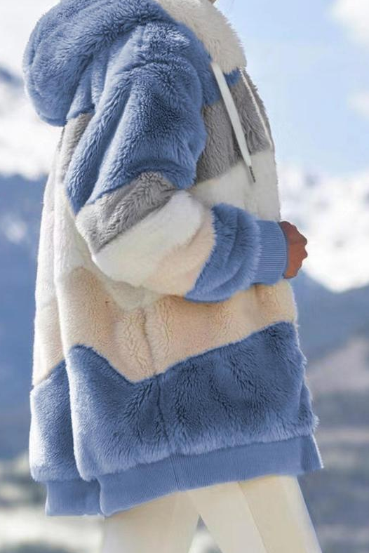 En Oversized Teddyfrakke med Hætte og Imiteret Pels