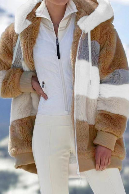 En Oversized Teddyfrakke med Hætte og Imiteret Pels