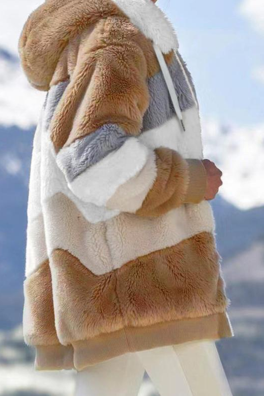 En Oversized Teddyfrakke med Hætte og Imiteret Pels