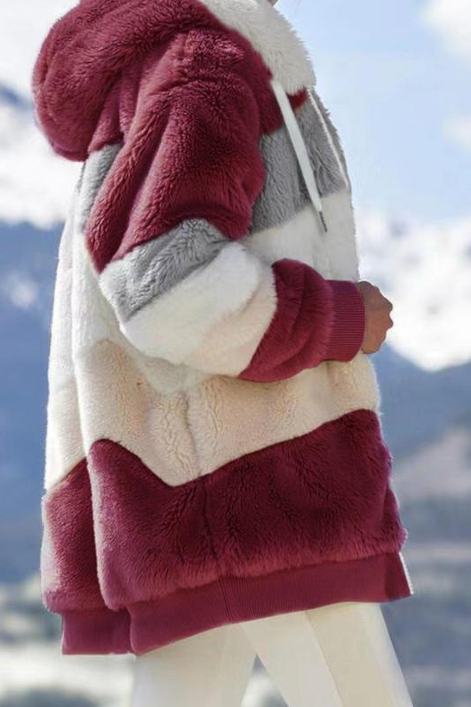 En Oversized Teddyfrakke med Hætte og Imiteret Pels