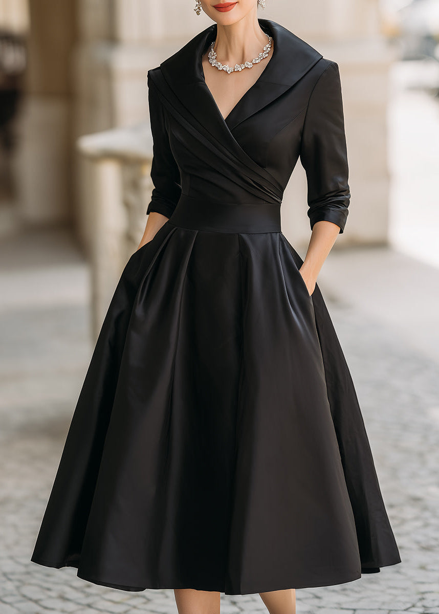 En Satin Midikjole med Draperet Krave og Lommer