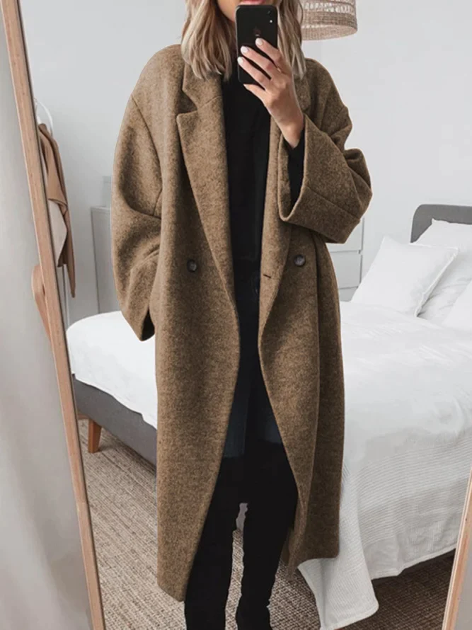 En Oversized Lang Frakke med Sænket Skulder