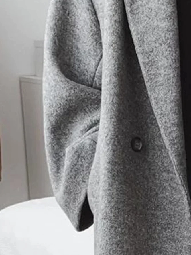 En Oversized Lang Frakke med Sænket Skulder