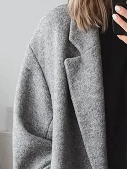 En Oversized Lang Frakke med Sænket Skulder