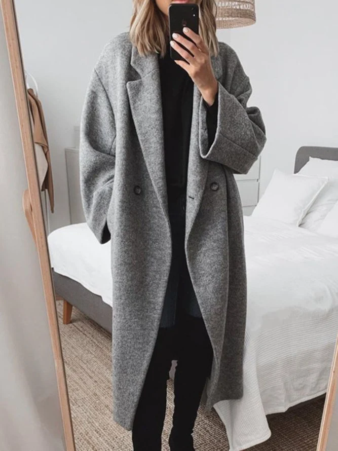 En Oversized Lang Frakke med Sænket Skulder