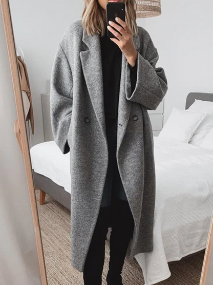 En Oversized Lang Frakke med Sænket Skulder