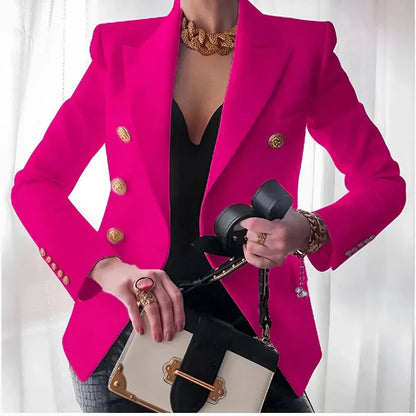 En Dobbeltradet Blazer med Guldknapper og Spids Revers