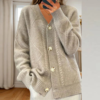 En Løs Cardigan med V-hals og Knapper