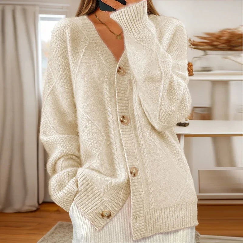 En Løs Cardigan med V-hals og Knapper