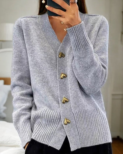 En Ribstrik Cardigan med V-hals og Knapper