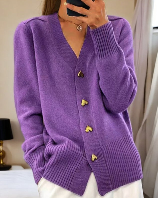 En Ribstrik Cardigan med V-hals og Knapper