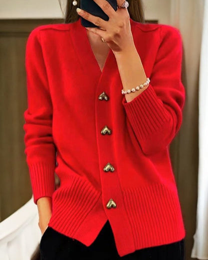 En Ribstrik Cardigan med V-hals og Knapper