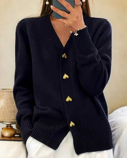 En Ribstrik Cardigan med V-hals og Knapper