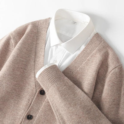 En Herre Strik Cardigan med V-hals og Knapper