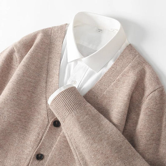 En Herre Strik Cardigan med V-hals og Knapper
