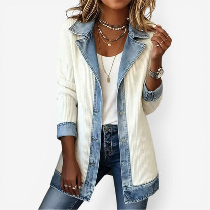 En Denimjakke med Strikpaneler