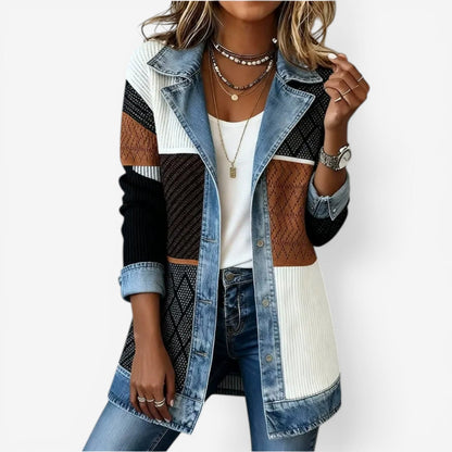 En Denimjakke med Strikpaneler