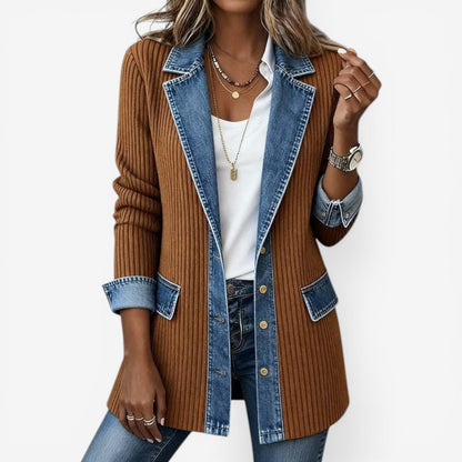 En Denimjakke med Strikpaneler