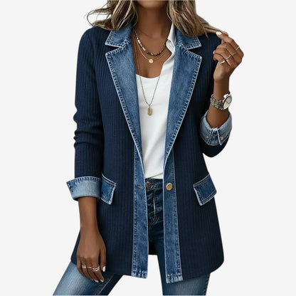 En Denimjakke med Strikpaneler